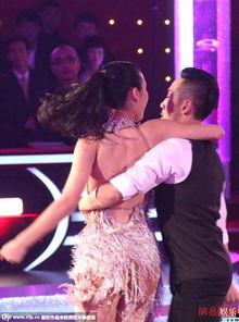 男女互相摸视频,男女亲密摸触瞬间，情感流露引人遐想